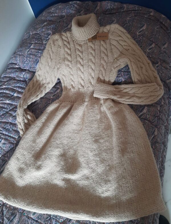 Knitted dress with braids - Image 7